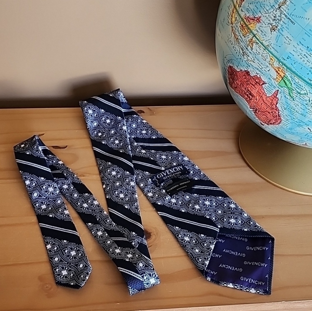 Vintage  Givenchy Gentlemen Paris classic tie